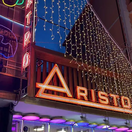 Flat Steps From San Siro Church & Ariston Theatre Апартаменты *